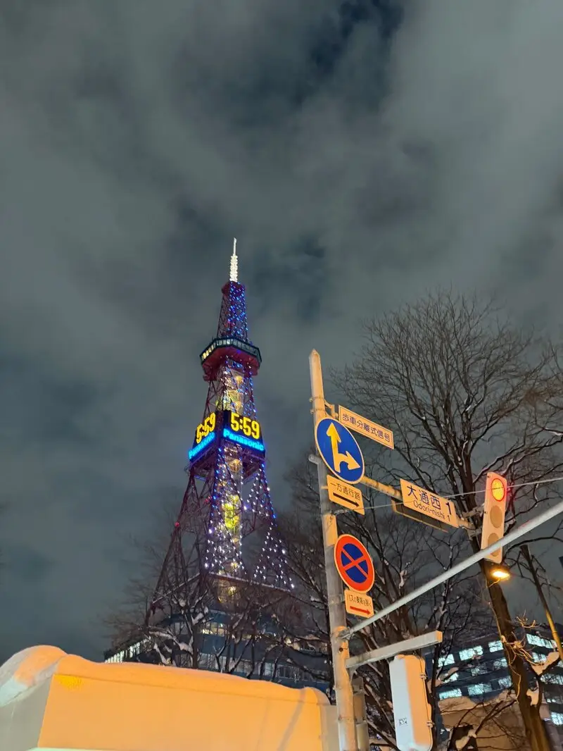 夜の大通公園から見上げるさっぽろテレビ塔。ライトアップされて冬の夜空に浮かぶ