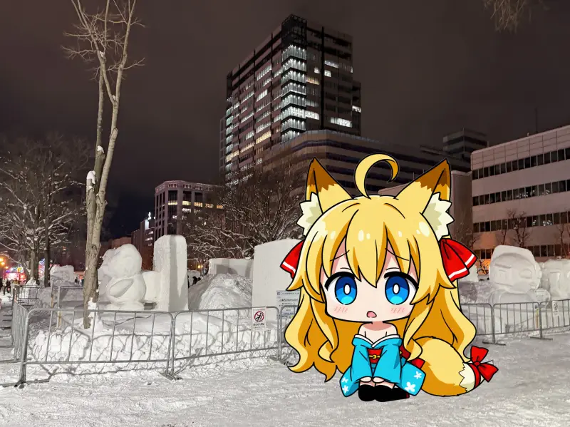 フェンス越しに見える雪像たち。夜の大通公園にずらりと並ぶ