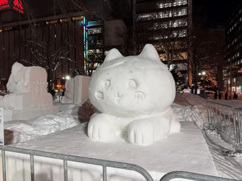 ちいかわの雪像。丸くてちょこんと座っている。後ろに肉球の雪像も見える