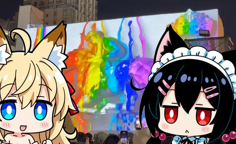 プロジェクションマッピングで虹色に彩られた雪像。鮮やかな映像が夜空に映える