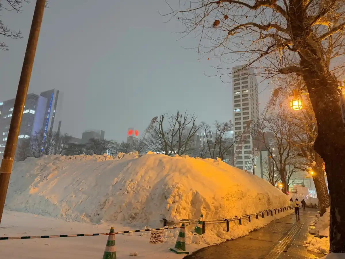 雪まつり終了後の大通公園。巨大雪像があった場所が、ただの雪の山になっている