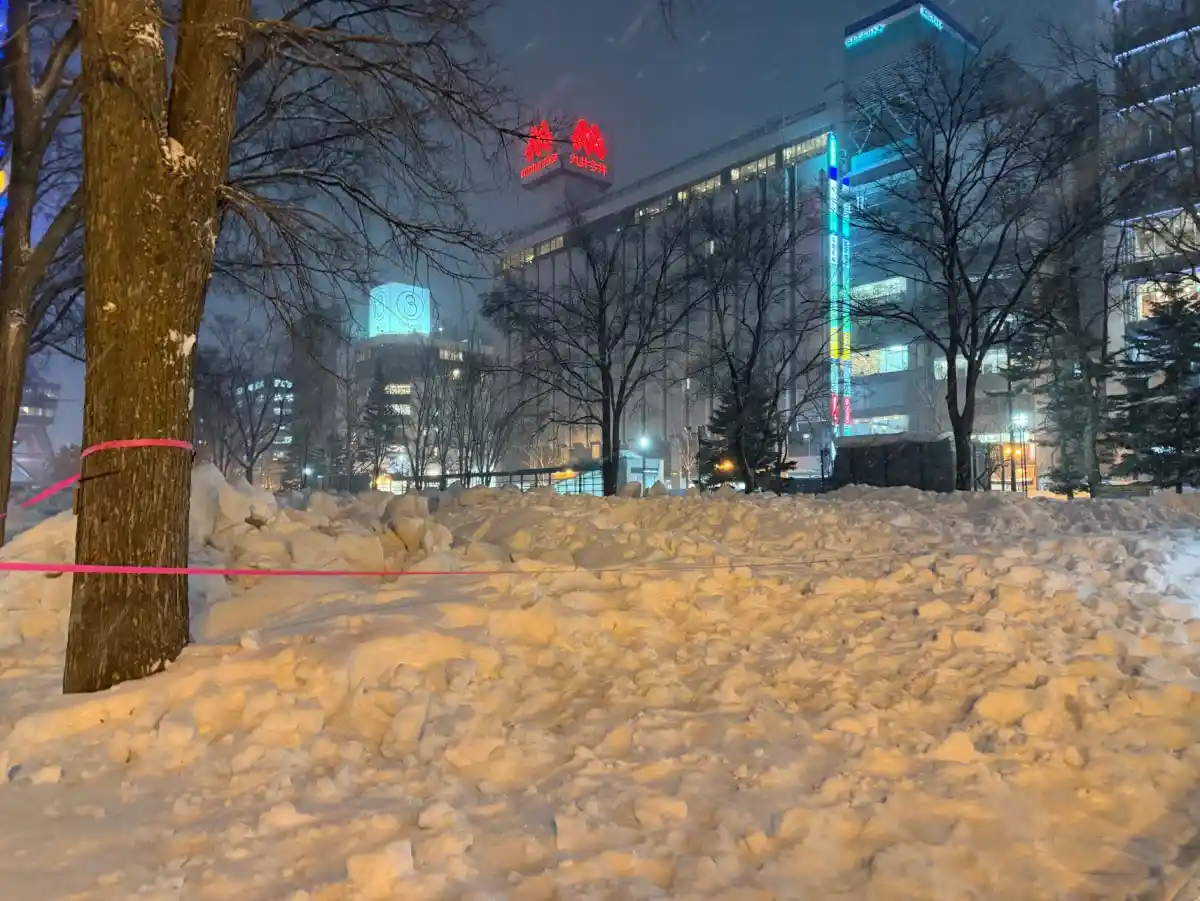 雪像が完全に撤去された大通公園。何があったかもわからない平らな雪の地面