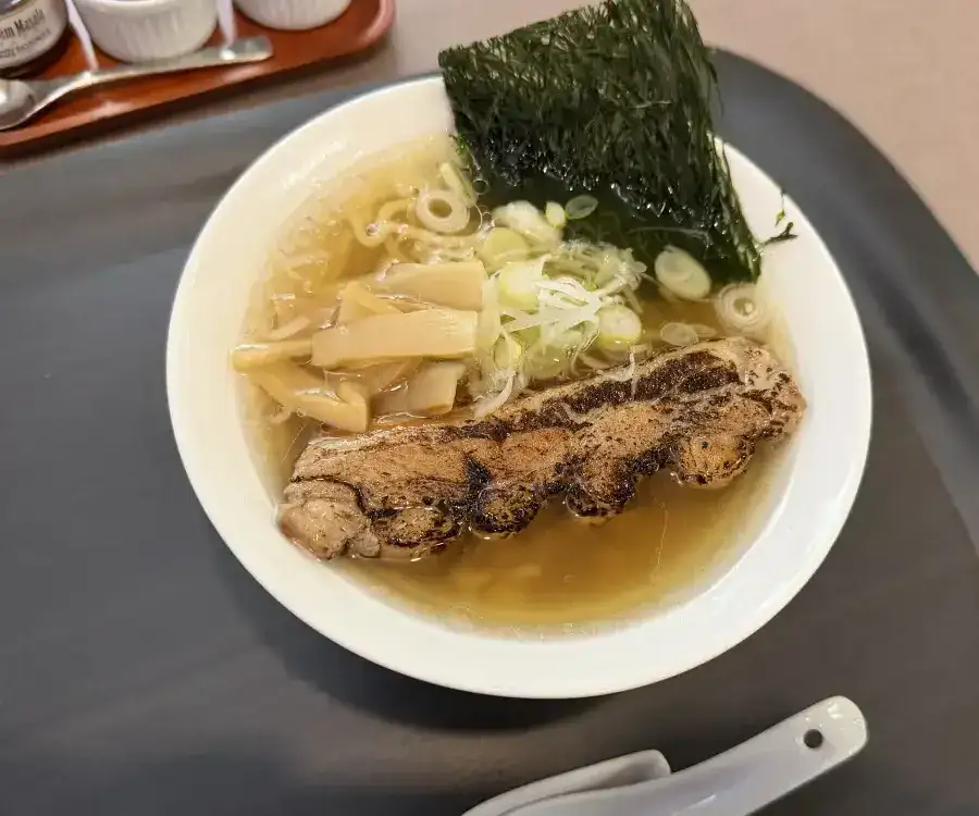 五島軒本店の五島めん。透き通った塩スープに大きなチャーシュー、メンマ、刻みネギ、海苔とビストロ昆布